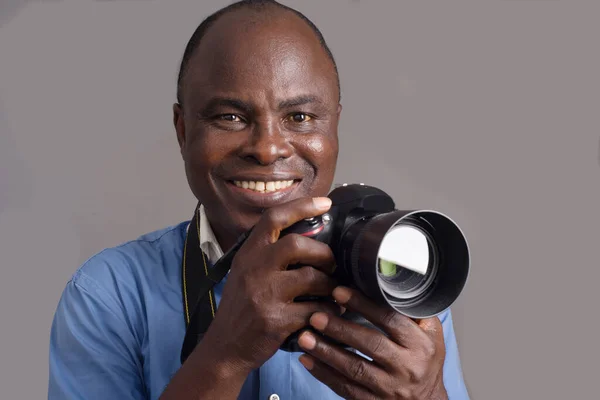 Primer Plano Hombre Africano Adulto Cámara Sonriendo — Foto de Stock