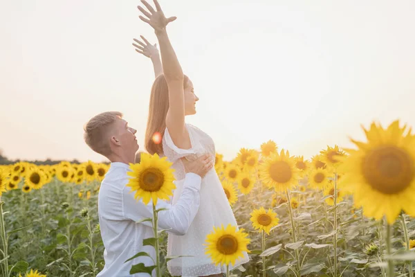 Pasangan Yang Indah Bersenang Senang Ladang Bunga Matahari — Stok Foto