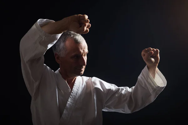 Uomo Anziano Che Pratica Karate — Foto Stock