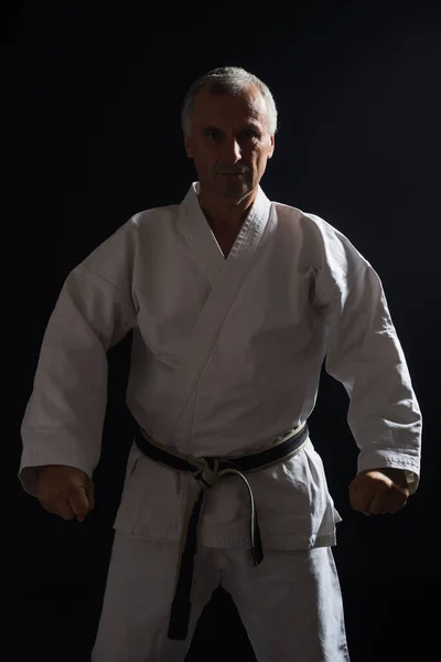 Seniorchef Praktiziert Karate — Stockfoto
