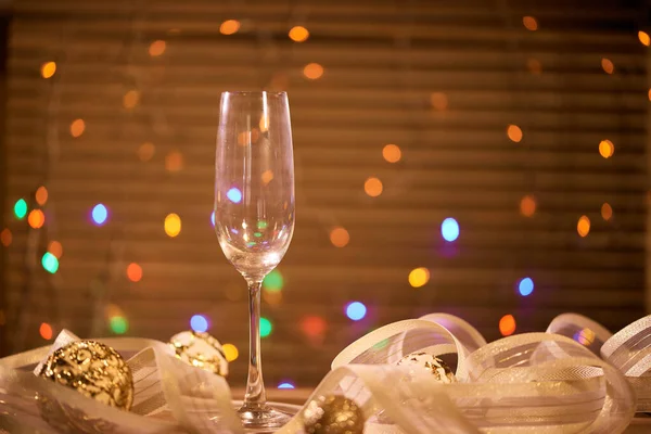 Ett Glas Med Champagne Och Gyllene Julgranskulor — Stockfoto