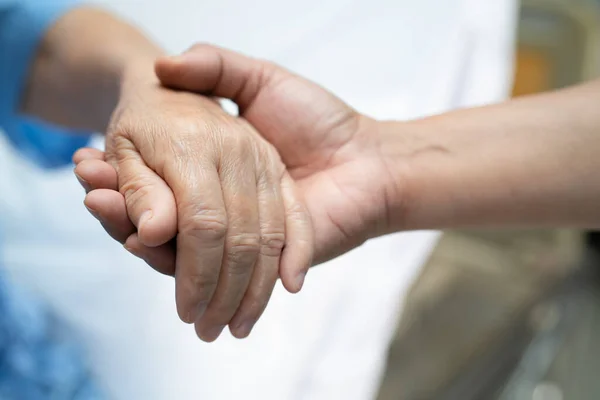 Handjes Vasthouden Aziatische Senior Oudere Oude Dame Patiënt Met Liefde — Stockfoto
