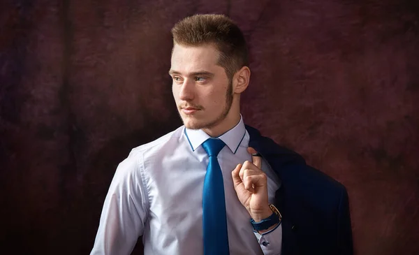 Porträtt Ung Man Vit Skjorta Med Kavaj Axeln — Stockfoto