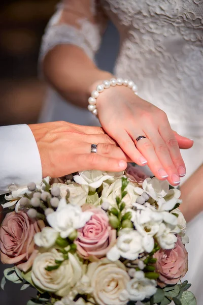 Mãos Noivo Noiva — Fotografia de Stock