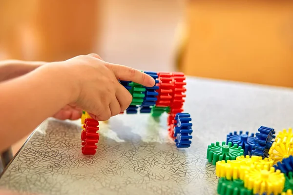 少年はテーブルで柔らかいパズルを集める 就学前の子供や教育玩具 — ストック写真