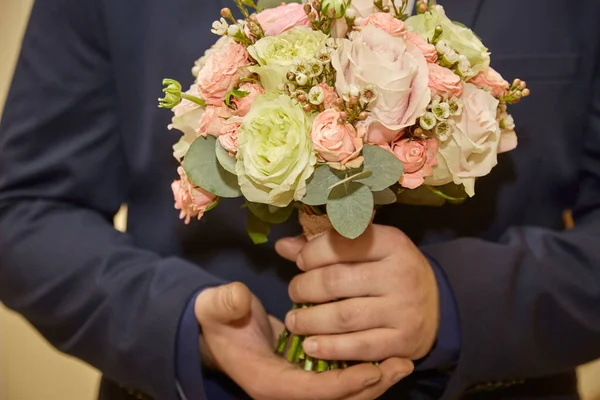 Stílusos Vőlegény Tartja Esküvői Csokor Fiatal Vőlegény Öltönyben — Stock Fotó