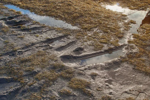 水たまりの車輪からの汚れの痕跡 テクスチャブラウンカラーの背景 — ストック写真