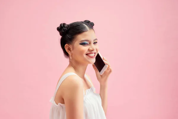 Menina Adolescente Sobre Parede Rosa Mantendo Uma Conversa Com Telefone — Fotografia de Stock