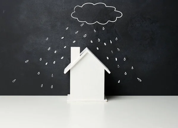 Casa Madeira Uma Nuvem Desenhada Com Chuva Com Giz Branco — Fotografia de Stock