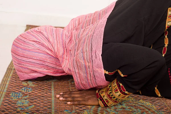 Mujer Musulmana Rezando Mezquita Durante Ramadán — Foto de Stock