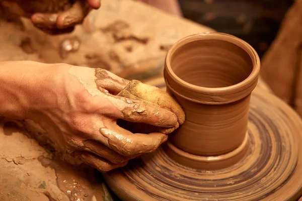 Les Mains Homme Font Macro Cruche Argile Sculpteur Dans Atelier — Photo