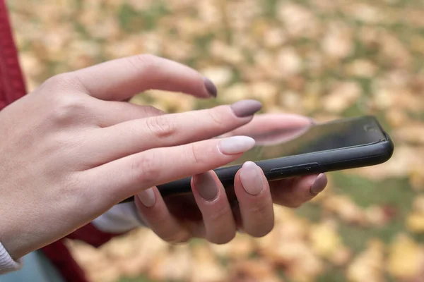Meisje Hand Scherm Moderne Mobiele Slimme Telefoon Aan Raken — Stockfoto