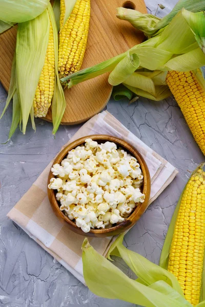 Eine Schüssel Mit Leckerem Traditionellen Popcorn Und Maiskolben Auf Grauem — Stockfoto