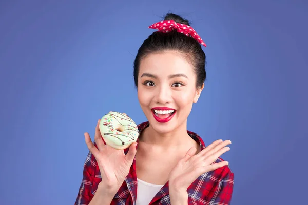 レトロな女性はお菓子を楽しみます 青い背景の上に立つデザート — ストック写真