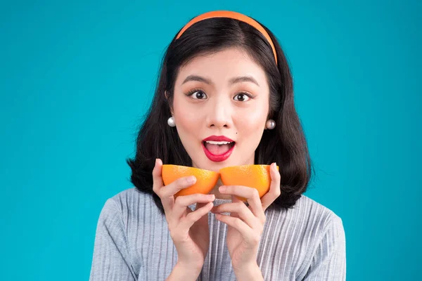 Zdrowe Jedzenie Uśmiechający Się Piękne Azjatyckie Dziewczyna Pinup Trzymając Pomarańczowe — Zdjęcie stockowe