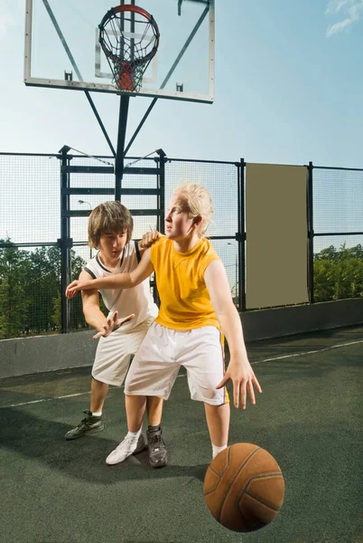 Basketbol Ile Iki Genç Oyuncu — Stok fotoğraf