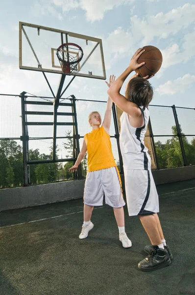 Bahçede Basketbol Oynayan Gençler — Stok fotoğraf