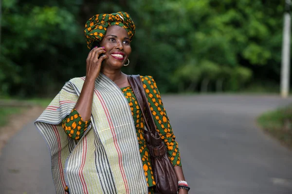 Retrato Una Joven Africana Con Teléfono Móvil Sonriendo —  Fotos de Stock