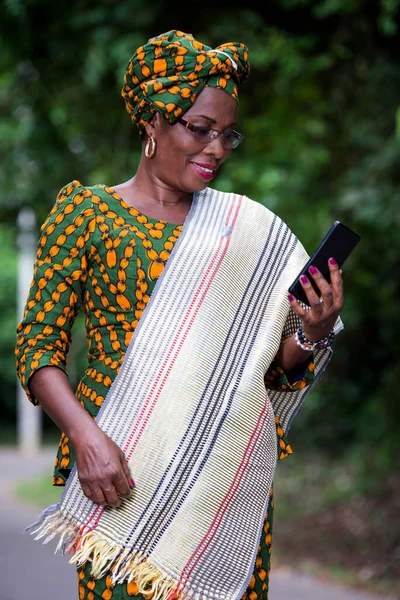 Retrato Jovem Mulher Africana Com Telefone Celular Sorrindo — Fotografia de Stock