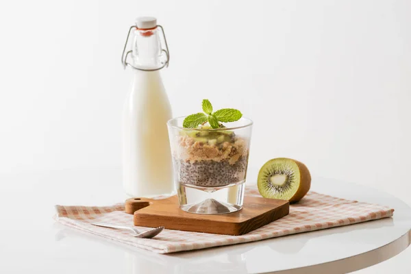 Egészséges Reggeli Joghurtot Dió Kiwi Chia Mag Friss Gyümölcs Tál — Stock Fotó