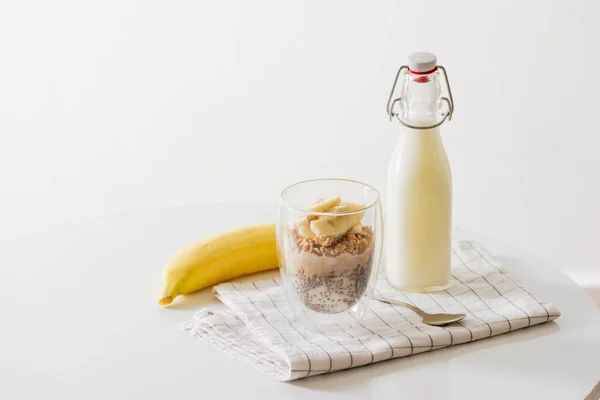 Zdravá Snídaně Jogurtem Ořechů Banánů Chia Semínky Mísa Čerstvým Ovocem — Stock fotografie