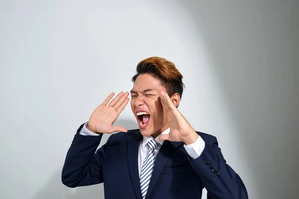Asyalı Genç Bir Adamı Elleri Ağzında Bağırıyor Gri Arka Planda — Stok fotoğraf