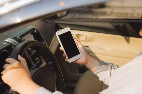 Ung Kvinnlig Förare Med Pekskärm Smartphone Och Gps Navigering Bil — Stockfoto