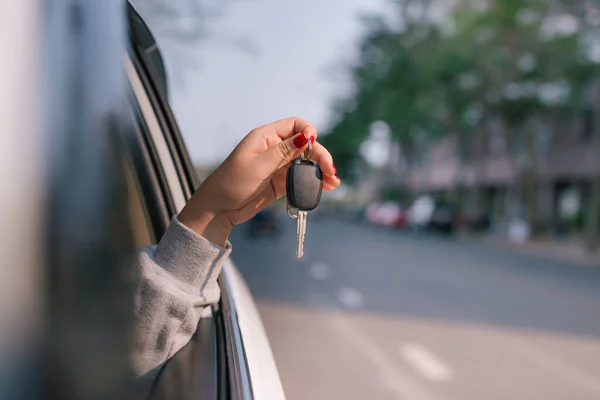 Жінка Тримає Ключі Запалювання Автомобіля Руці Кидає Крізь Вікно Відкритим — стокове фото