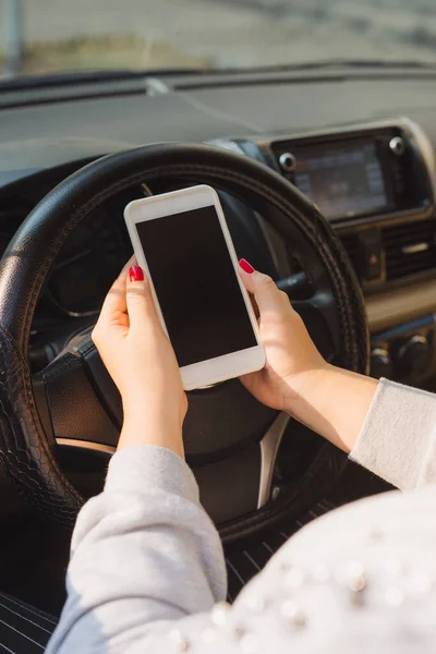Ung Kvinnlig Förare Med Pekskärm Smartphone Och Gps Navigering Bil — Stockfoto
