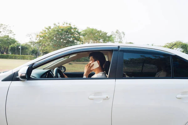 Homem Sorridente Fale Telefone Inteligente Carro Branco Empresário Bem Sucedido — Fotografia de Stock