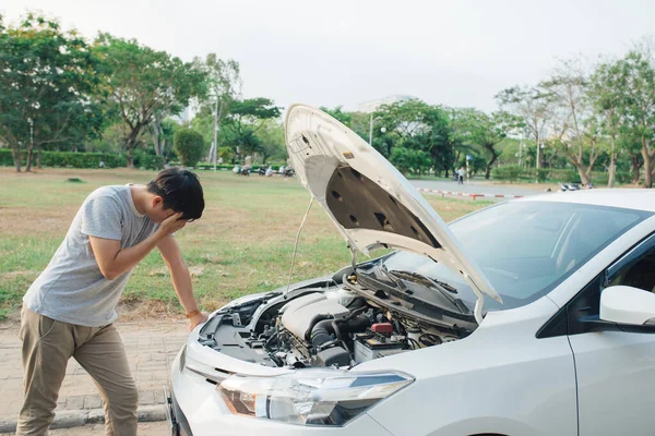 Jovem Estressado Homem Tendo Problemas Com Seu Carro Quebrado Olhando — Fotografia de Stock