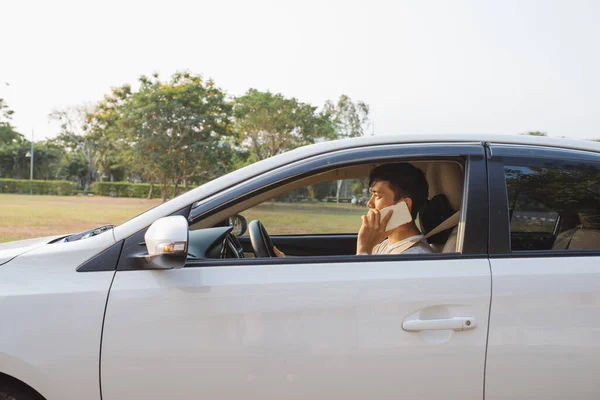 Homem Sorridente Fale Telefone Inteligente Carro Branco Empresário Bem Sucedido — Fotografia de Stock
