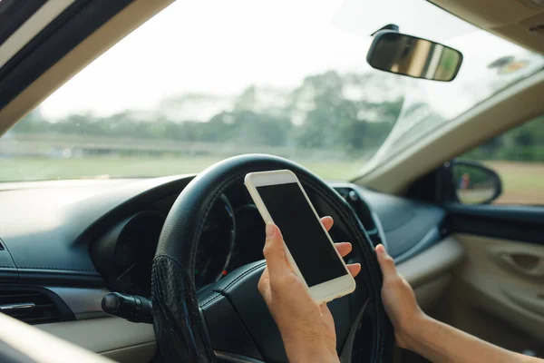 Man Driver Med Smart Telefon Bilen — Stockfoto