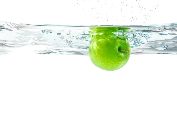 Rozprysk Wody Zielone Jabłko Pod Wodą Bańka Powietrza Przezroczysta Woda — Zdjęcie stockowe