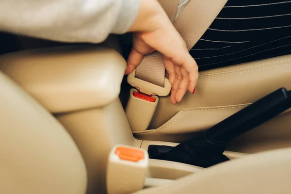 女性の車に座って 彼女のシートベルトを履きのトリミングされた画像 — ストック写真