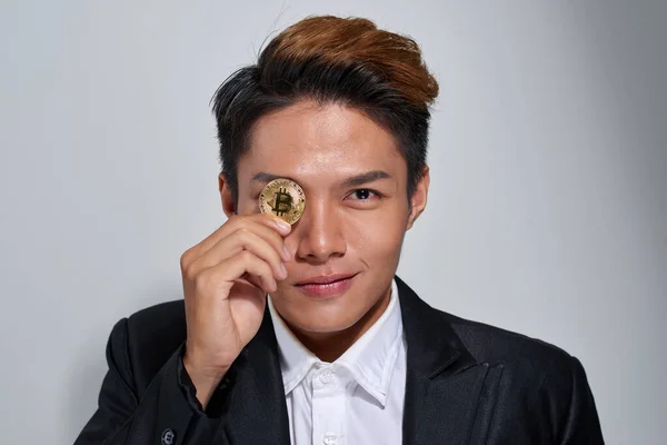 Bitcoin Dourado Uma Mão Homem Símbolo Digitall Uma Nova Moeda — Fotografia de Stock