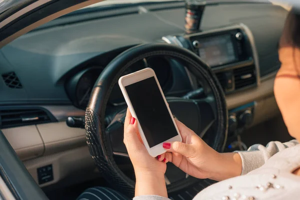 Vrouw Stuurprogramma Met Behulp Van Slimme Telefoon Auto Tijdens Verkeersopstopping — Stockfoto