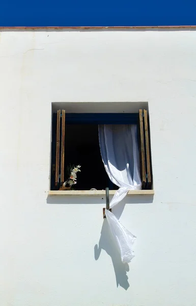 Janela Com Cortina Branca Fachada Branca Almeria — Fotografia de Stock