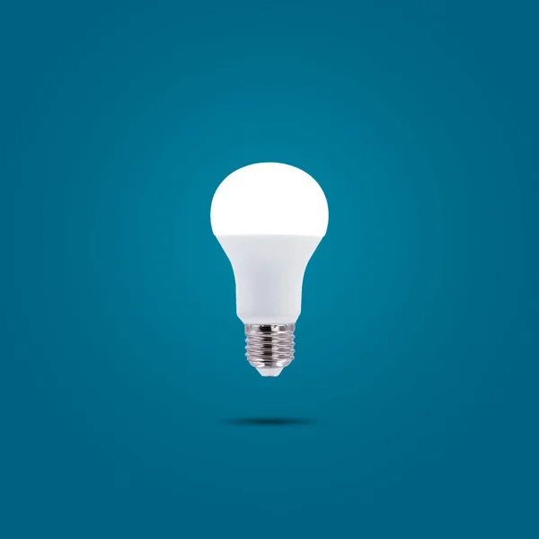 Lampa Led Energooszczędna 230V Izolowana Niebieskim Pastelowym Tle — Zdjęcie stockowe