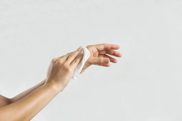 Een Vrouw Die Haar Handen Schoonmaakt Met Wit Zacht Papier — Stockfoto