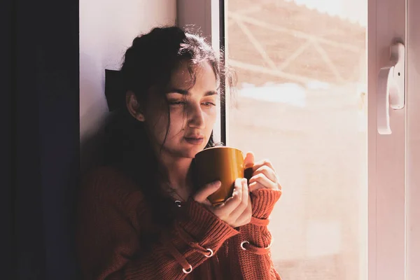 Studené Podzimní Dny Mladé Multirasové Ženy Pijí Kávu Útulném Parapetu — Stock fotografie