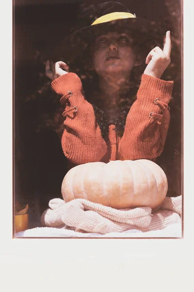 Cadılar Bayramı Kadını Cadı Bardağıyla — Stok fotoğraf