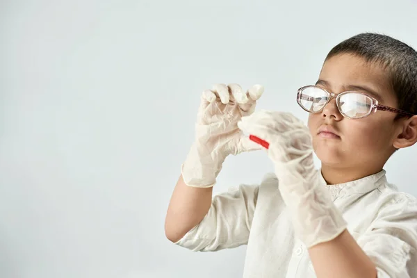 Ett Barn Glasögon Och Handskar Leker Med Plasticine — Stockfoto