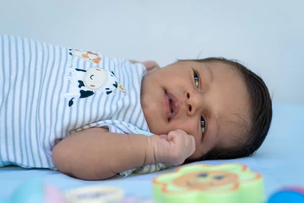 Säugling Liegt Mit Offenen Augen — Stockfoto