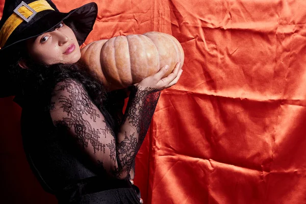Halloween Hölgy Visel Boszorkány Kupa Kezében Egy Nagy Halloween Tök — Stock Fotó
