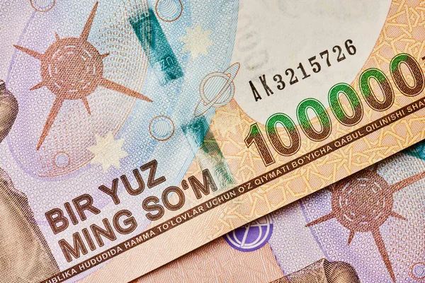 Özbek toplam banknotunun yakın görüntüsü