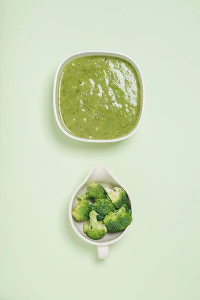 在绿色背景上的美味西兰花汤 — 图库照片