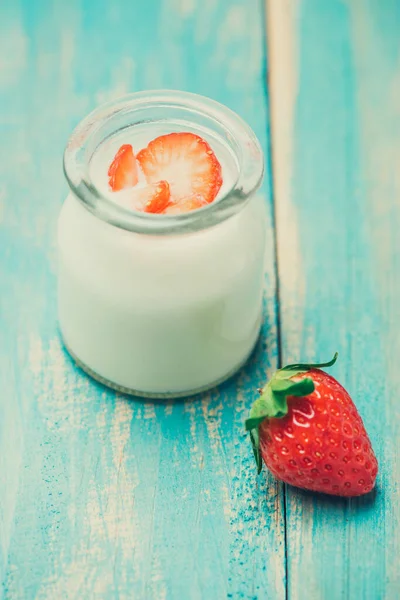 Çilekli Yoğurt Çilek Yoğurt Kahvaltı Masasında Sağlıklı Gıda — Stok fotoğraf