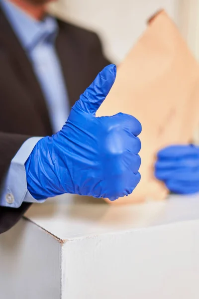 Eine Person Medizinischen Handschuhen Wählt — Stockfoto
