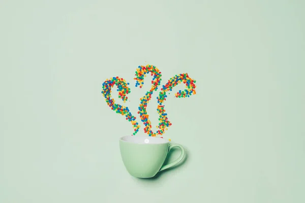 Copa Cappuccino Con Símbolo Humo Dulces Sobre Fondo Verde Pastel — Foto de Stock